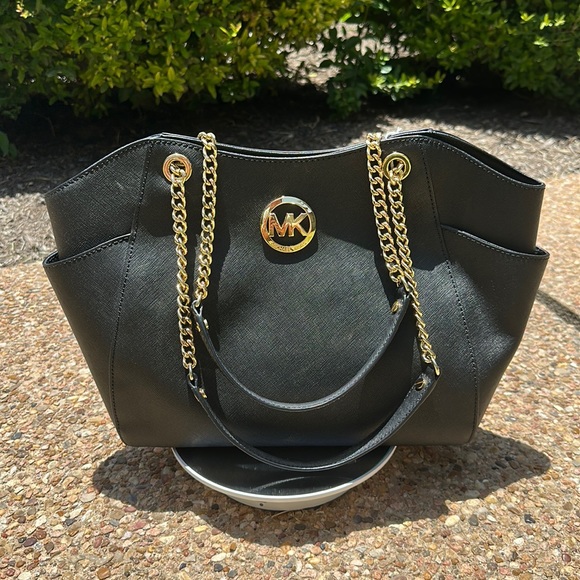 Michael Kors Handbags - 🖤💛 MEDIUM BRAND NEW MICHAEL KORS SAFFIANO GOLD CHAIN SHOULDER BAG 🖤🖤💛💛